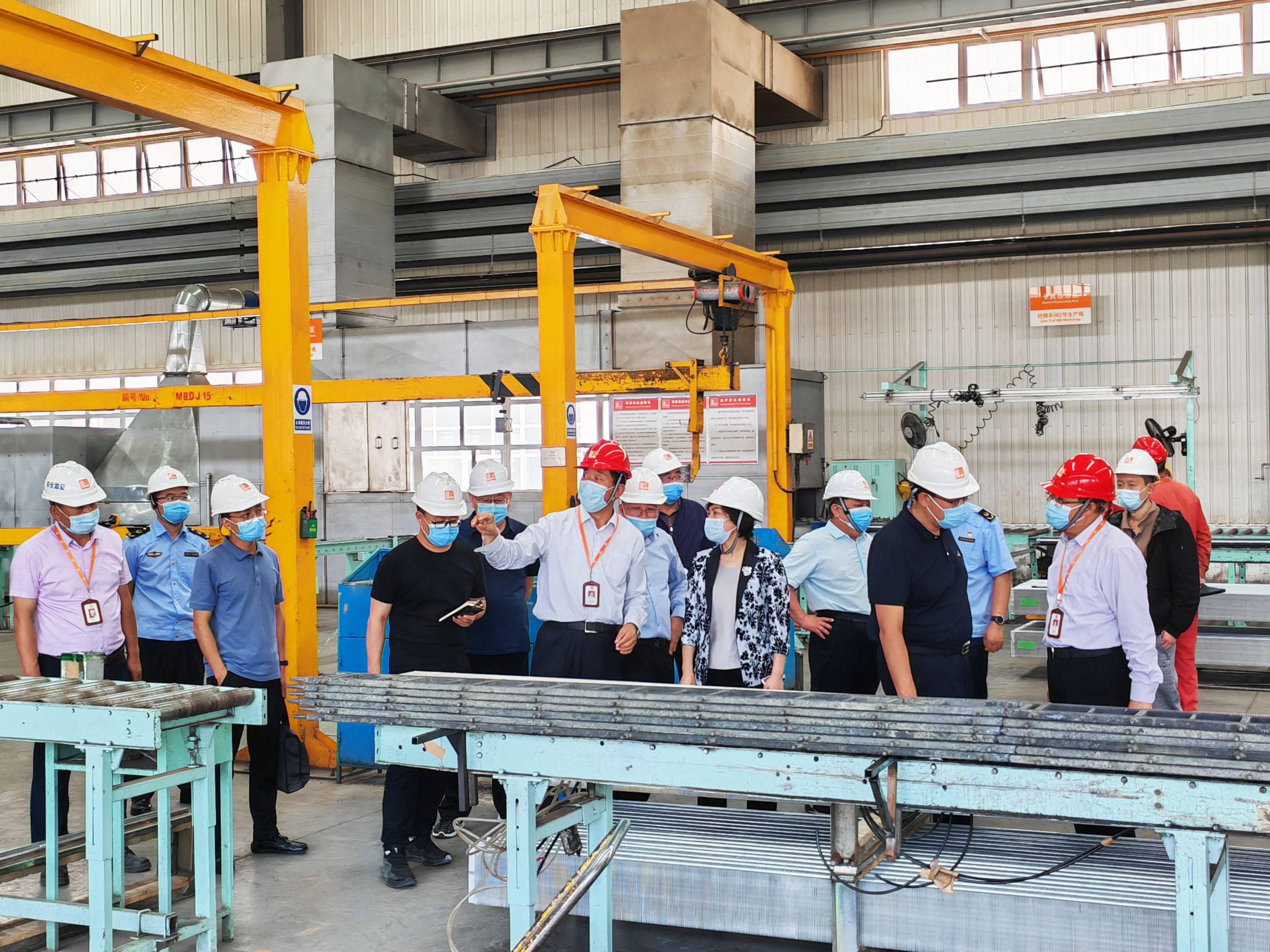 visit of the mayor in manufacturing plant in Zhangjiakou (China), talking about global material shortage and energy crisis